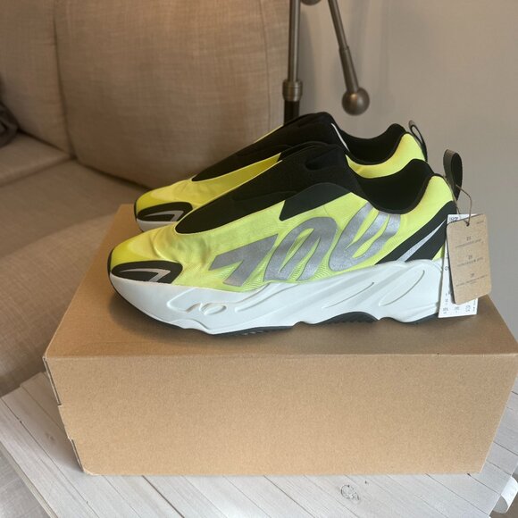 BNIB MEN'S adidas YEEZY BOOST 700 MNVN Laceless 